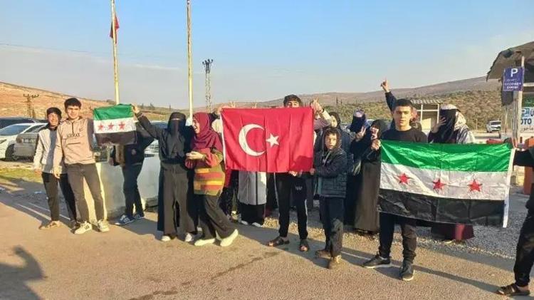Türkiyedeki Suriyeliler Esadın devrilişini kutladı Dünya, Esadın çöküşünü böyle gördü