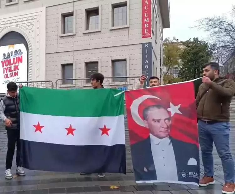 BURSA’DA SURİYELİLERDEN ATATÜRK POSTERLERİYLE KUTLAMA