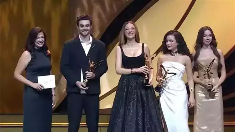 PANTENE YILDIZI PARLAYANLAR: ALİSA SEZEN SEVER, MELİS MİNKARİ, SÜMEYYE AYDOĞAN, YİĞİT KOÇAK –