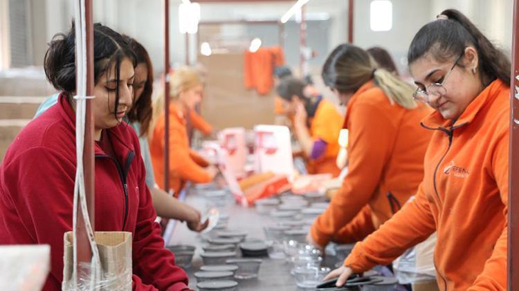 Eskişehirde bir girişimci eşinin bileziğini bozarak girdiği işte şimdi 750 kişiyi istihdam ediyor