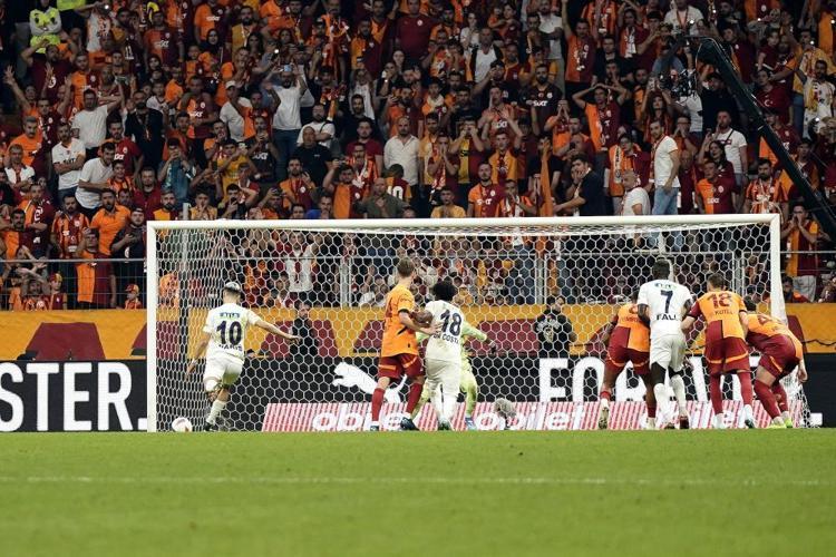 Galatasarayda ilk ayrılık belli oldu Ziyech yerine yıldız isim Yunanistana gidiyor