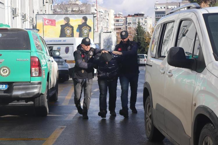 POLİS DEDEKTİF GİBİ ÇALIŞTI, SAKLANDIĞI YERDE KISKIVRAK YAKALADI