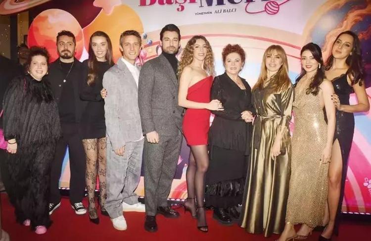 Her şeyin başı Merkür filmine ünlü akını Kenan İmirzalıoğlundan Sinem Kobala aşk itirafı: Sinem’e karşı öyle bir his içindeydim ki...