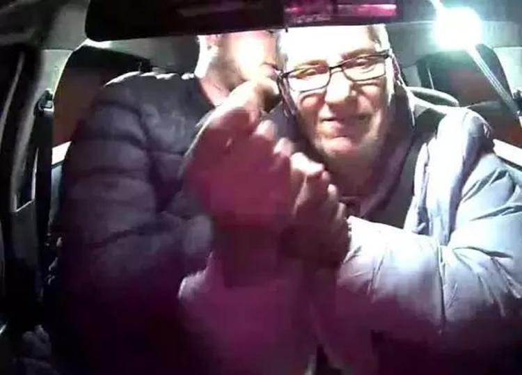 ARKA KOLTUKTA OLUP, BAŞIMI DA KESEBİLİRDİ