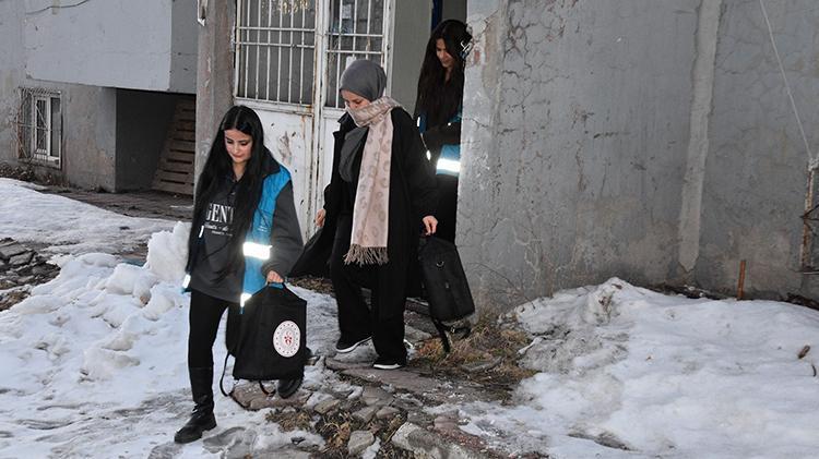 Bitliste üniversite öğrencileri Komşum projesiyle ihtiyaç sahiplerine sıcak yemek dağıtıyor