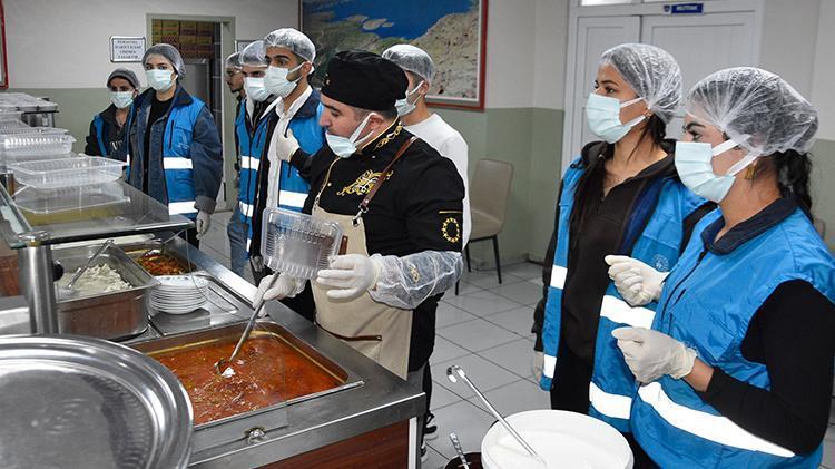 Bitliste üniversite öğrencileri Komşum projesiyle ihtiyaç sahiplerine sıcak yemek dağıtıyor