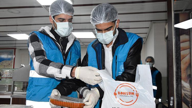 Bitliste üniversite öğrencileri Komşum projesiyle ihtiyaç sahiplerine sıcak yemek dağıtıyor