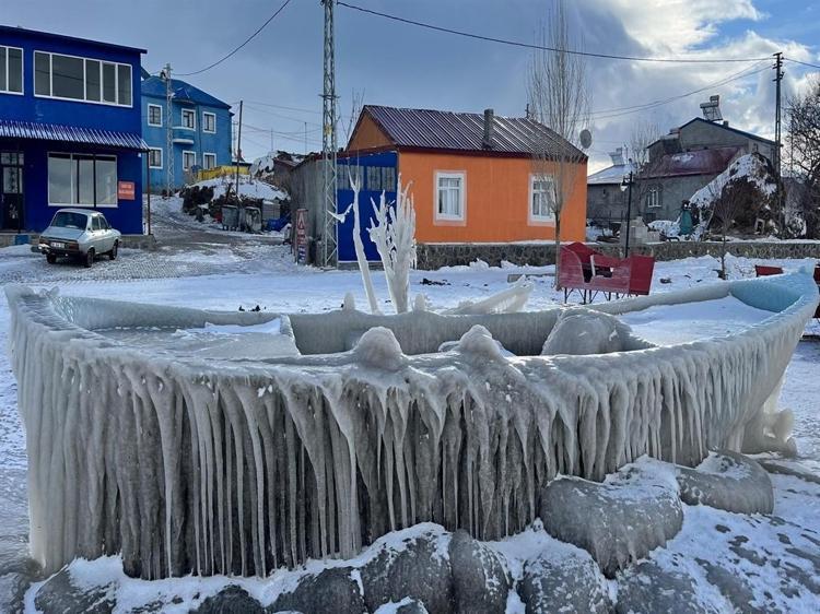 Göl dondu, kuşlar Çınar Teyzeye kaldı Elleriyle besliyor