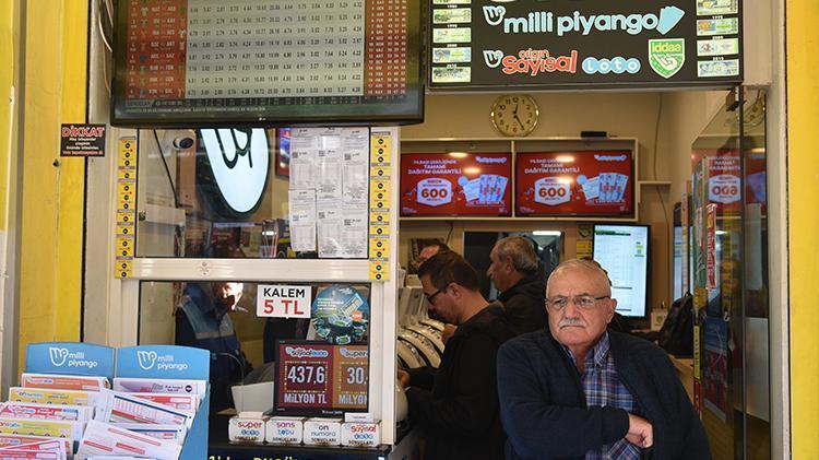 Antalyada Milli Piyango Yılbaşı biletlerine yoğun ilgi Metrelerce kuyruk oluştu