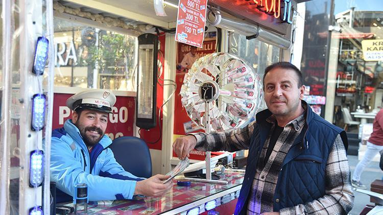 Antalyada Milli Piyango Yılbaşı biletlerine yoğun ilgi Metrelerce kuyruk oluştu