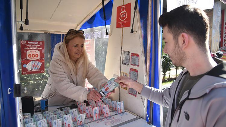 Antalyada Milli Piyango Yılbaşı biletlerine yoğun ilgi Metrelerce kuyruk oluştu