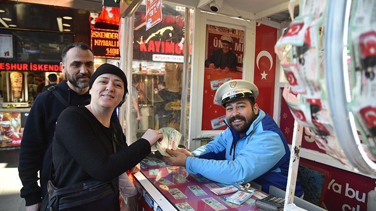 Antalyada Milli Piyango Yılbaşı biletlerine yoğun ilgi Metrelerce kuyruk oluştu