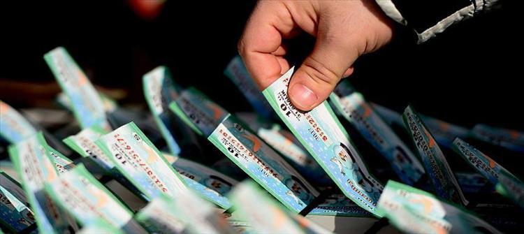 Antalyada Milli Piyango Yılbaşı biletlerine yoğun ilgi Metrelerce kuyruk oluştu