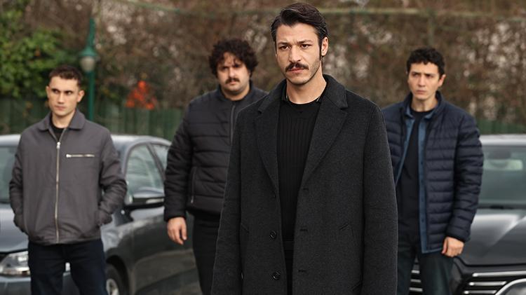 İnci Tanelerinde silahlar patladı Aracın içinden sağ çıkabilecekler mi