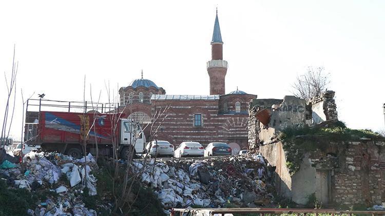 Fatihte utandıran manzara 900 yıllık tarihi Molla Gürani Camisinin önü çöplük arkası otopark