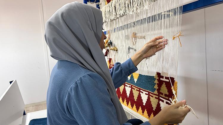 “Emekçi kadınlar olarak Anadolu motiflerini gün yüzüne çıkararak ürettiğimiz kilimleri Japonyaya yolluyoruz”