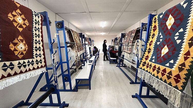 Depremzede kadınlar ilmik ilmik işliyor Japonyaya satılıyor