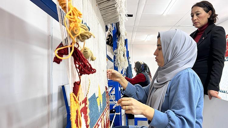 Depremzede kadınlar ilmik ilmik işliyor Japonyaya satılıyor