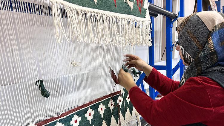 Depremzede kadınlar ilmik ilmik işliyor Japonyaya satılıyor