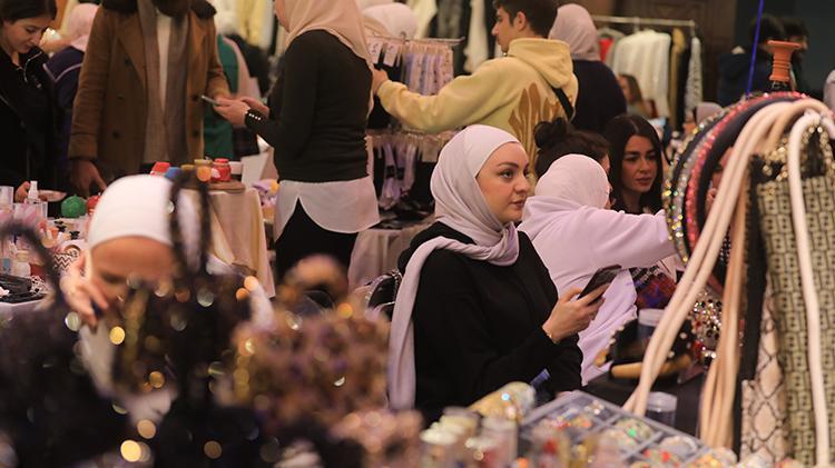 Suriyenin renkleri kermesiyle Şamda kadınlar el emeklerini satarak aile ekonomisine katkıda bulunuyor