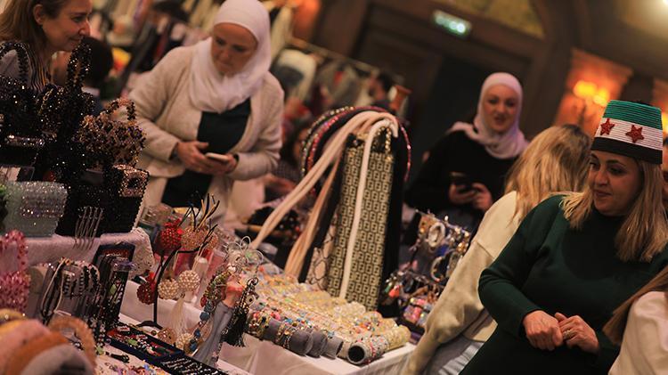 Suriyenin renkleri kermesiyle Şamda kadınlar el emeklerini satarak aile ekonomisine katkıda bulunuyor