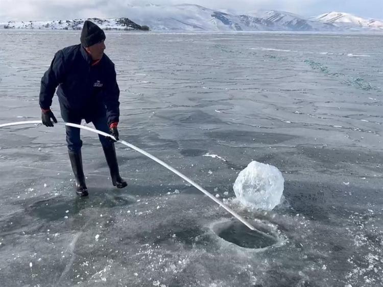 Eskimo usulü balık avı için Çıldır Gölüne ilk ağlar atıldı