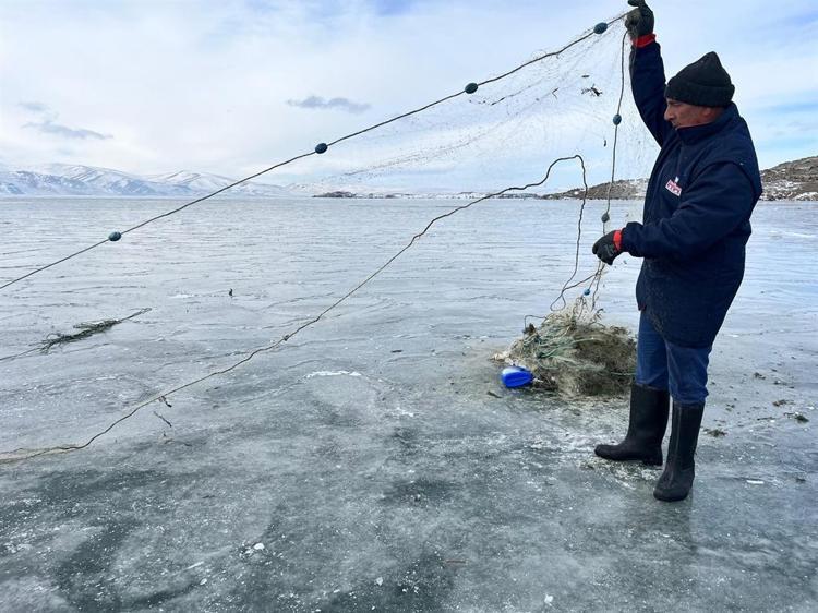 Eskimo usulü balık avı için Çıldır Gölüne ilk ağlar atıldı