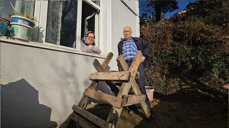 Zonguldakta heyelanın kapattığı kapıdan evlerine giremeyen aile pencereden giriyor