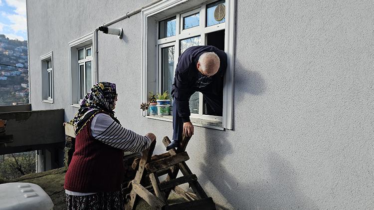 Zonguldakta heyelanın kapattığı kapıdan evlerine giremeyen aile pencereden giriyor
