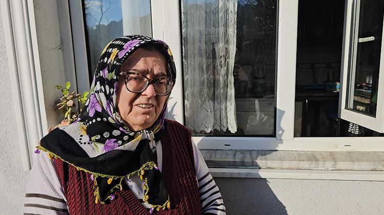Zonguldakta heyelanın kapattığı kapıdan evlerine giremeyen aile pencereden giriyor