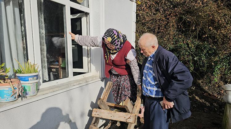 Zonguldakta heyelanın kapattığı kapıdan evlerine giremeyen aile pencereden giriyor