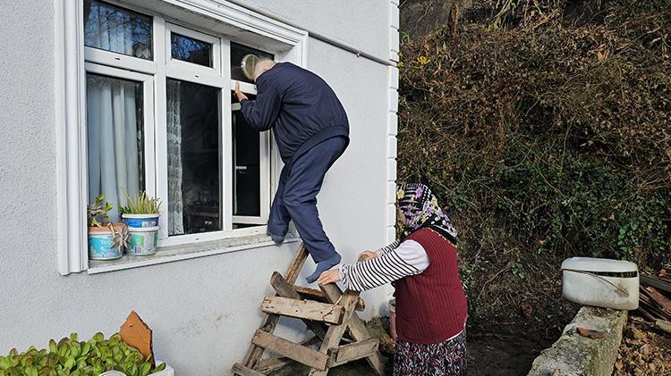 Zonguldakta heyelanın kapattığı kapıdan evlerine giremeyen aile pencereden giriyor