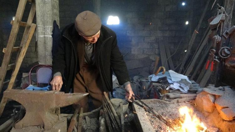 95 yaşındaki demirci ustası Mustafa dede yaşıtlarına taş çıkartıyor