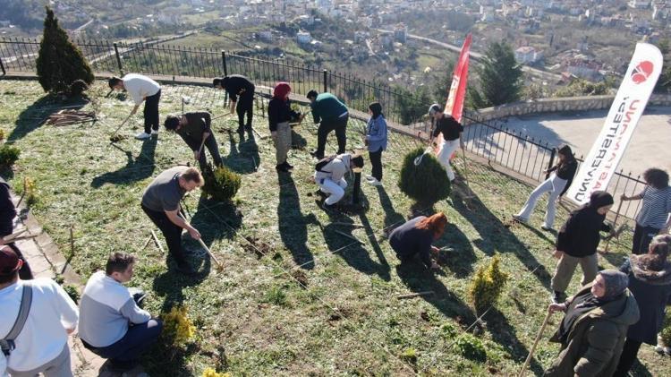 Öğrenciler, doğada hem ders yaptı hem de lavanta dikti