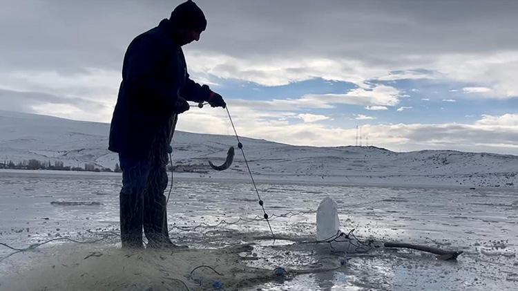 Karsta Eskimo usulü balıkçılık Buzu kırıp göle ağları bıraktı iki gün sonra geri geldi