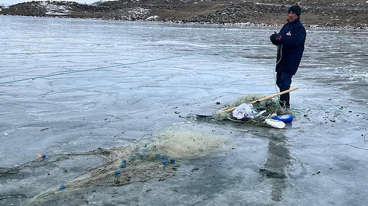 Karsta Eskimo usulü balıkçılık Buzu kırıp göle ağları bıraktı iki gün sonra geri geldi