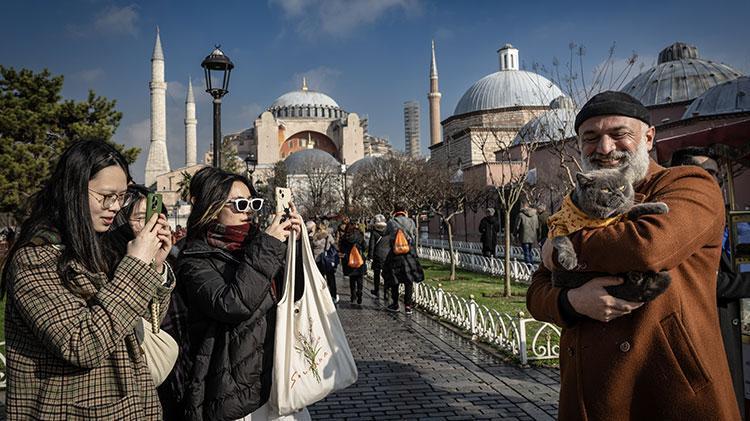 Kedi reis sahibinin omzunda İstanbulu keşfediyor