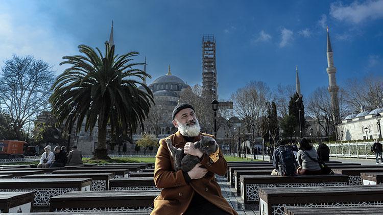 Kedi reis sahibinin omzunda İstanbulu keşfediyor