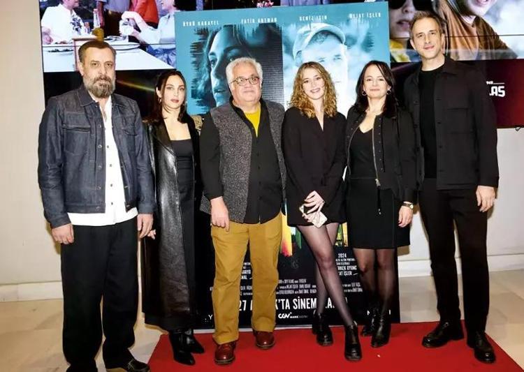 Set arkadaşlığı aşka döndü Rıza Kocaoğlu ve Sera Kutlubey galaya birlikte katıldı
