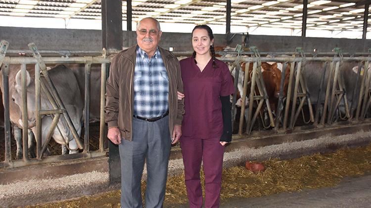 İzmirde çiftliğini torununa devretmeye hazırlanan dede, şimdiden eğitim veriyor