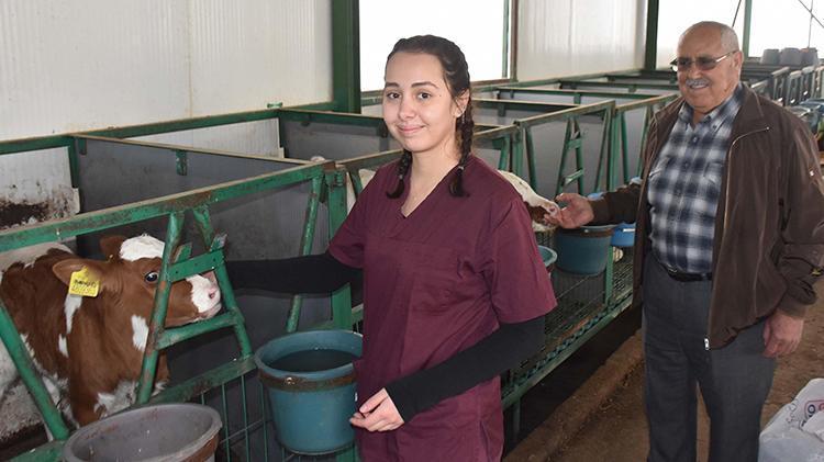İzmirde çiftliğini torununa devretmeye hazırlanan dede, şimdiden eğitim veriyor