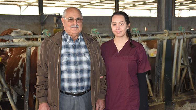 İzmirde çiftliğini torununa devretmeye hazırlanan dede, şimdiden eğitim veriyor