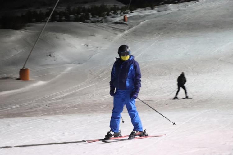 Karanlıkta beyaz yolculuk: Yıldız Dağı Kayak Merkezinde gece kayağı keyfi