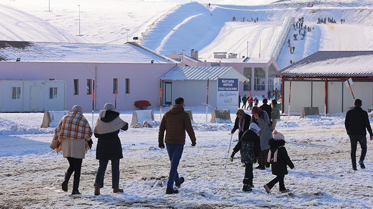 Kahramanmaraşta vatandaşlar kaymak için Ahır Dağına akın etti