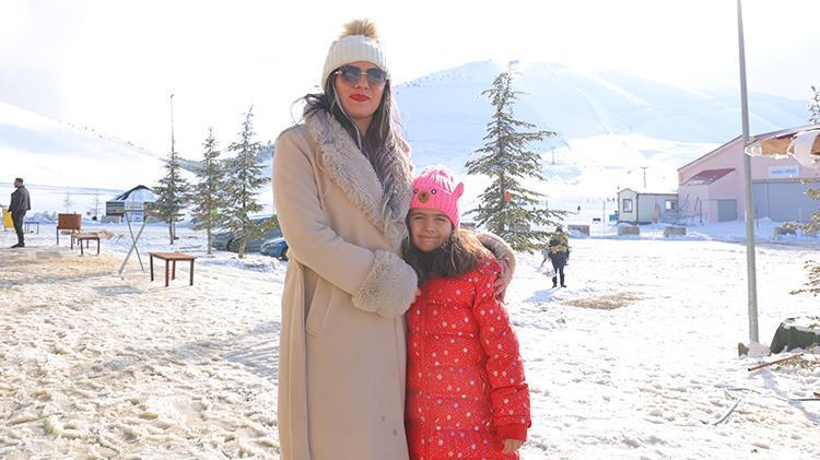 Kahramanmaraşta vatandaşlar kaymak için Ahır Dağına akın etti