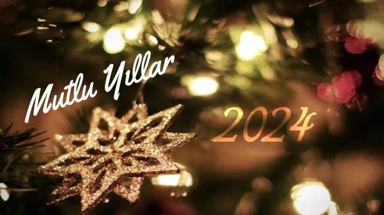 Uzaktaki anneye, babaya duygusal yılbaşı mesajları: 2025 anneye özel yılbaşı sözleri