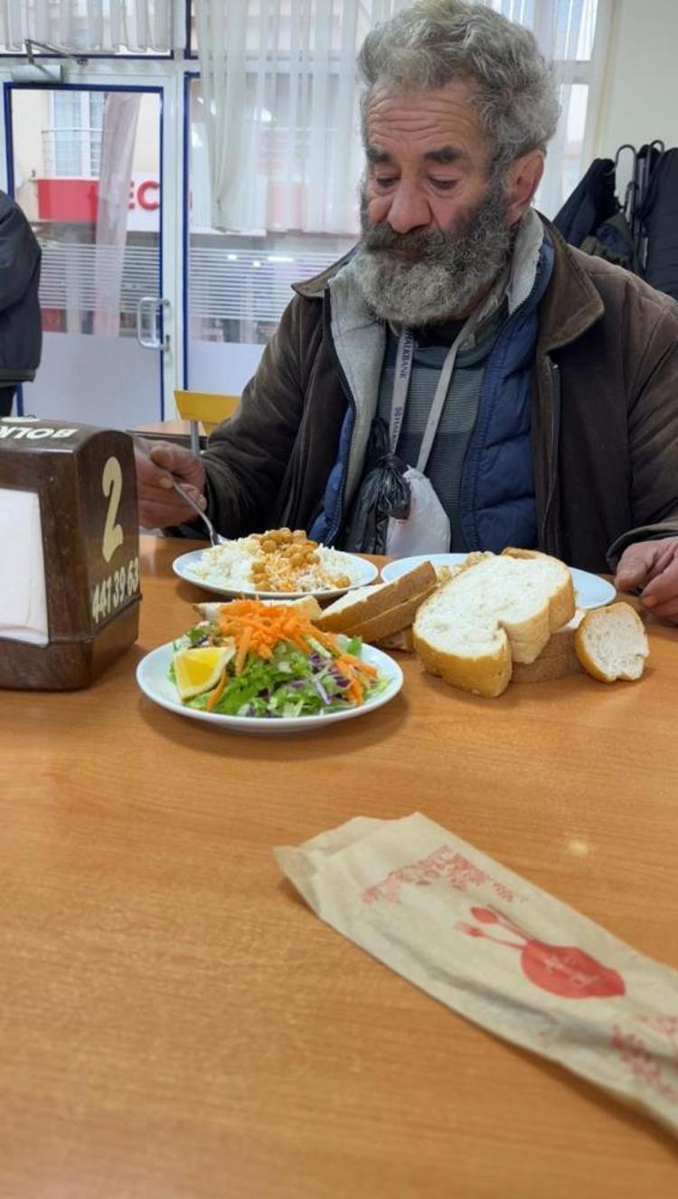 “Evsiz” sandılar, iki dairesi çıktı Sosyal medyanın “evsiz” kahramanı, üçüncü kez temizlenen çöp evin de sahibi çıktı