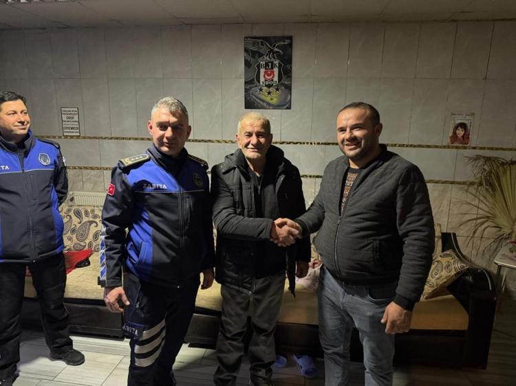 “Evsiz” sandılar, iki dairesi çıktı Sosyal medyanın “evsiz” kahramanı, üçüncü kez temizlenen çöp evin de sahibi çıktı