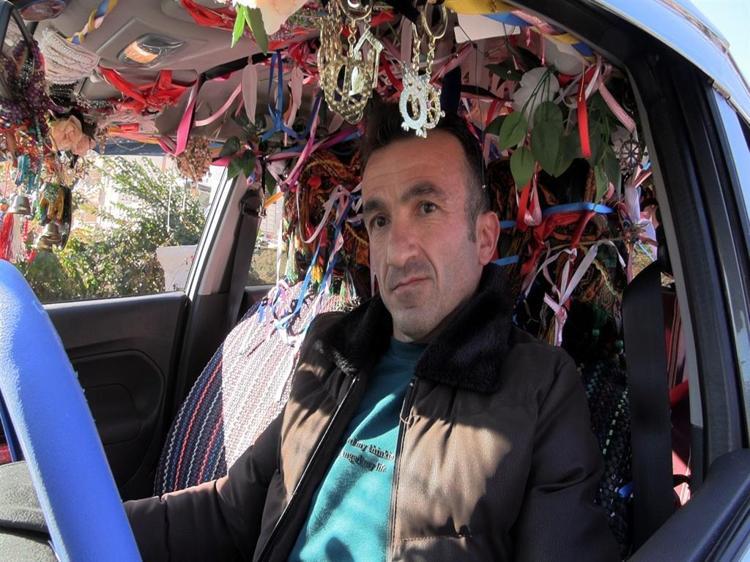 Arabasını yapay çiçeklerle donattı Bu bir takıntı değil