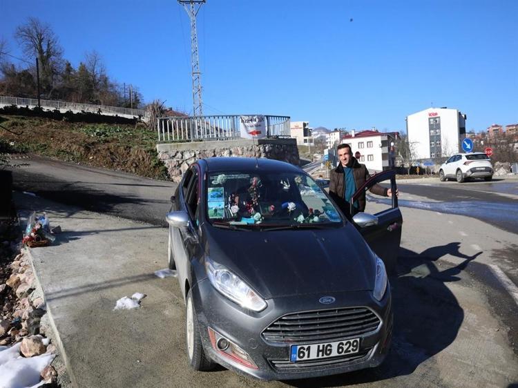 Arabasını yapay çiçeklerle donattı Bu bir takıntı değil